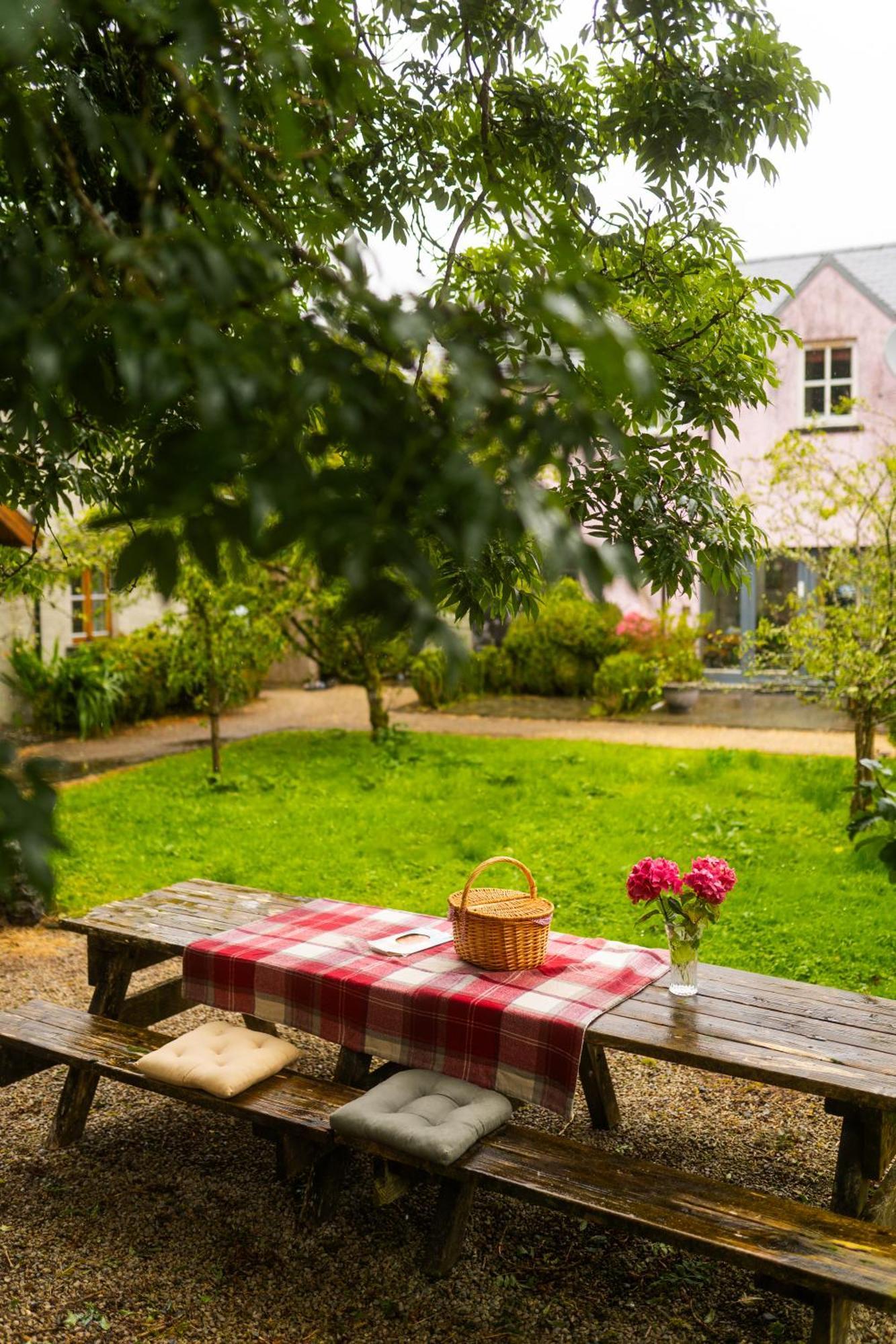 Burren Court Lodge Ballyvaughan Exterior foto